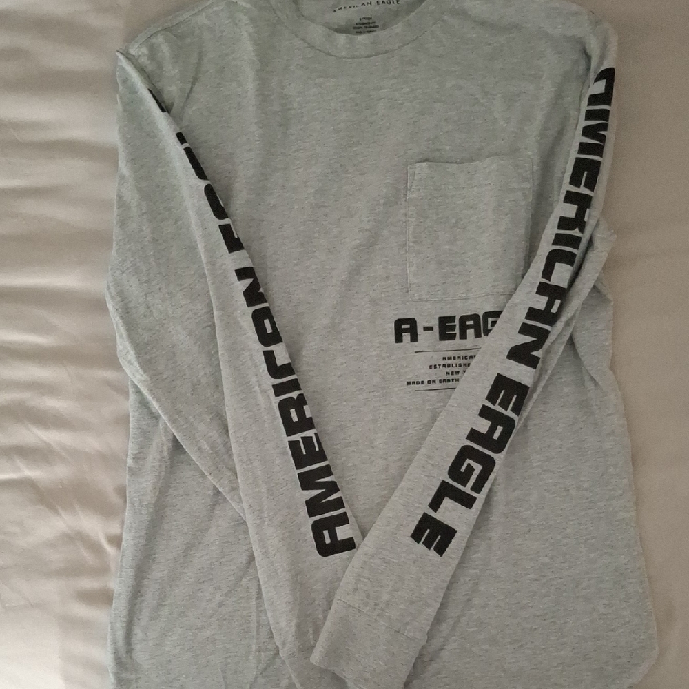 American Eagle Outfitters Light Gray Long Sleeve Tee